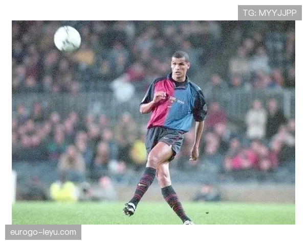 从街头少年到足坛传奇：贝肯鲍尔成长轨迹揭示足球巨星的崛起之路