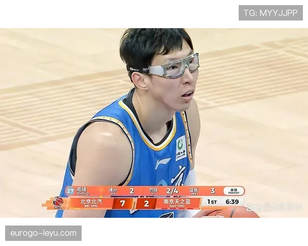 周琦机场造型——那块表一闪，我的工资卡都不好意思亮